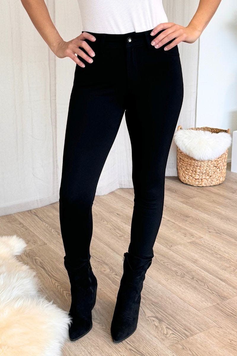 Plus size - slim fit med glimmer knapper, sort
