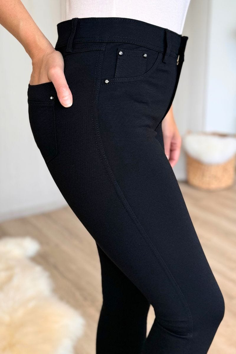 Plus size - slim fit med glimmer knapper, sort