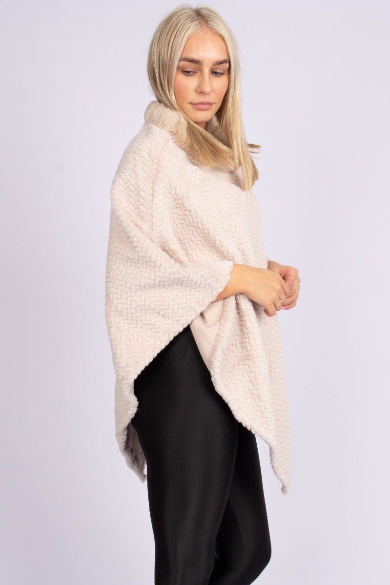 Faux fur poncho med krave beige