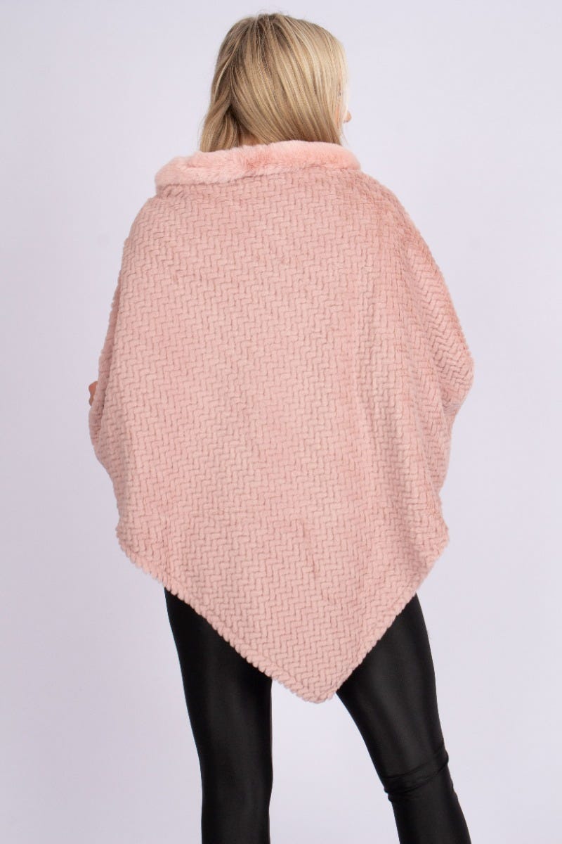 Faux fur poncho med krave rosa