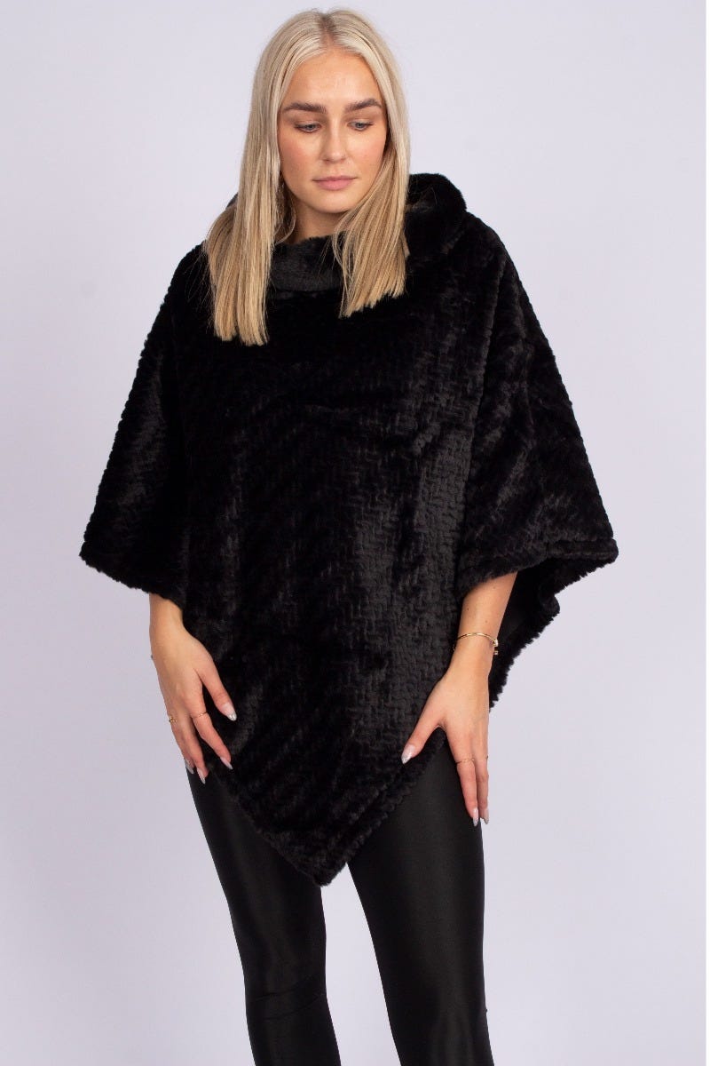 Faux fur poncho med krave sort