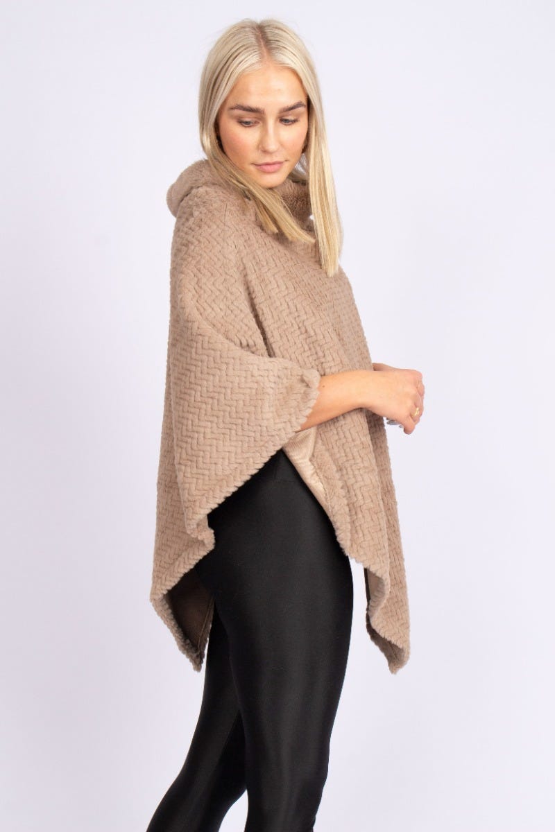 Faux fur poncho med krave taupe