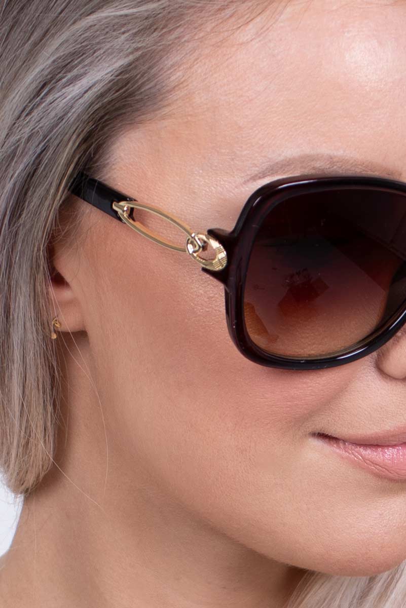 Solbrille med guld detaljer Brun