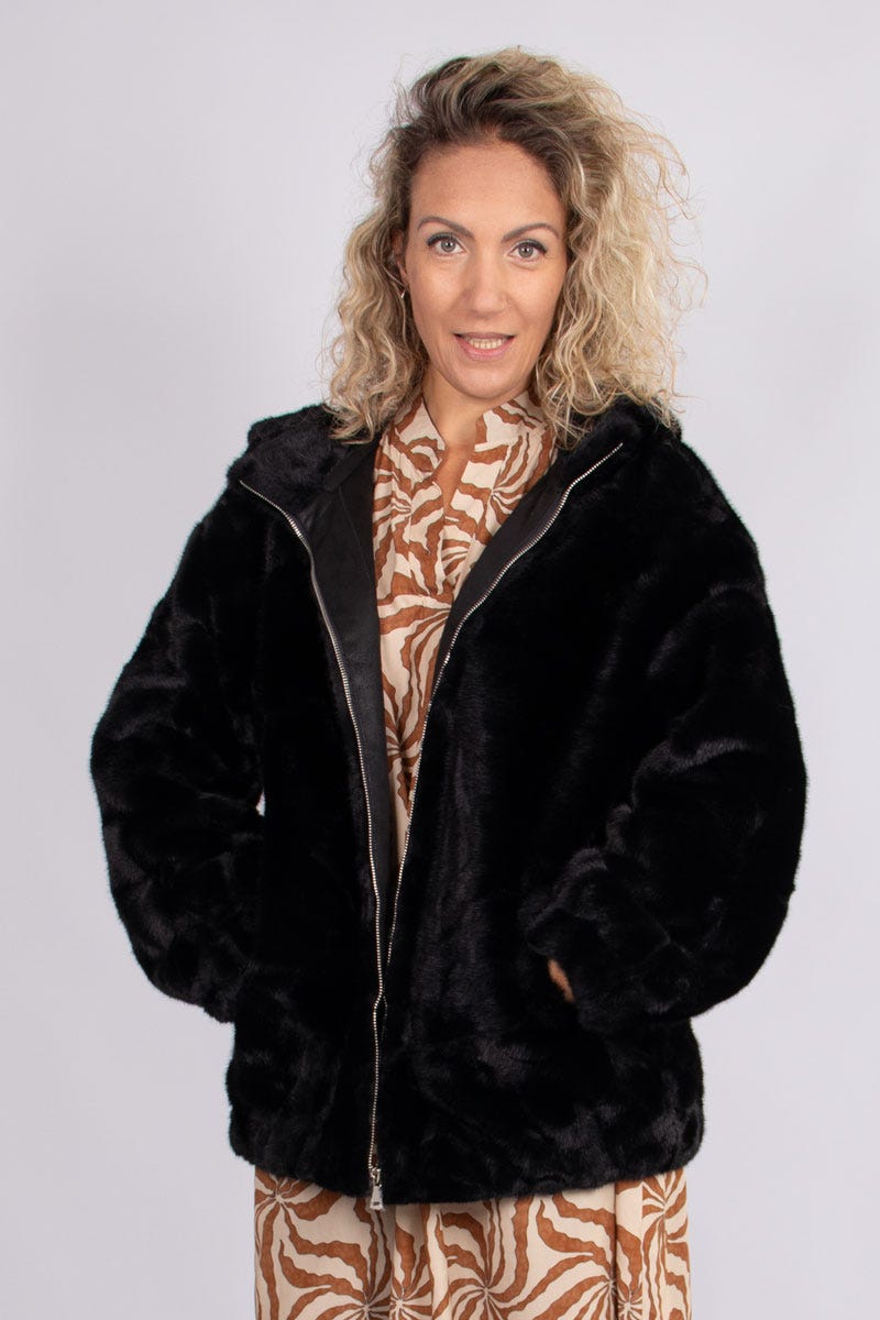 Faux fur jakke m. hætte Sort