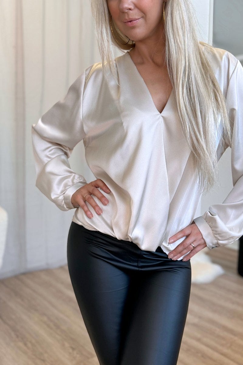 Satinbluse mit überkreuztem Ausschnitt Beige