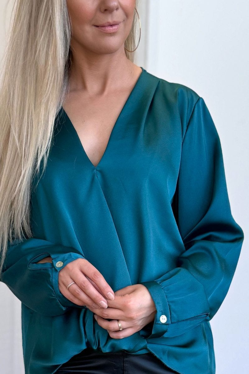 Satin bluse m. crossover detalje Petrol