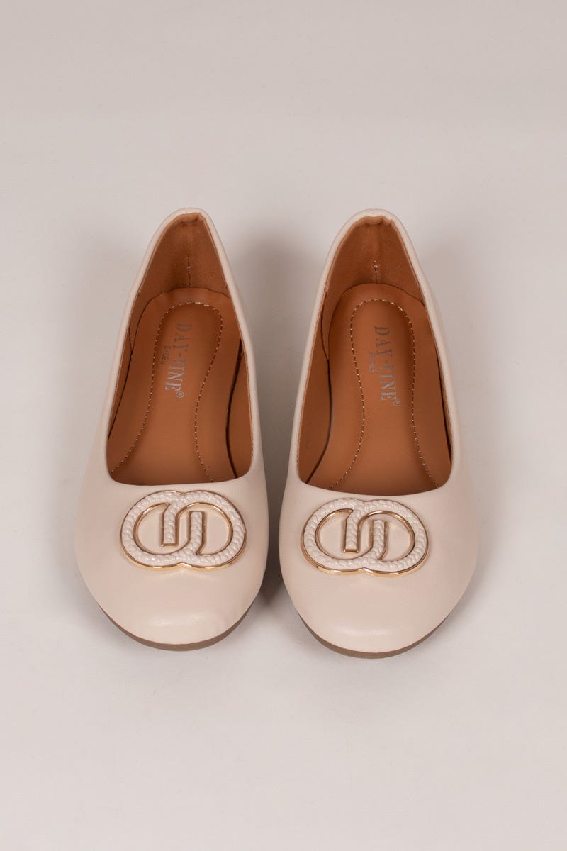 Ballerinas mit dekorativer Schnalle Beige