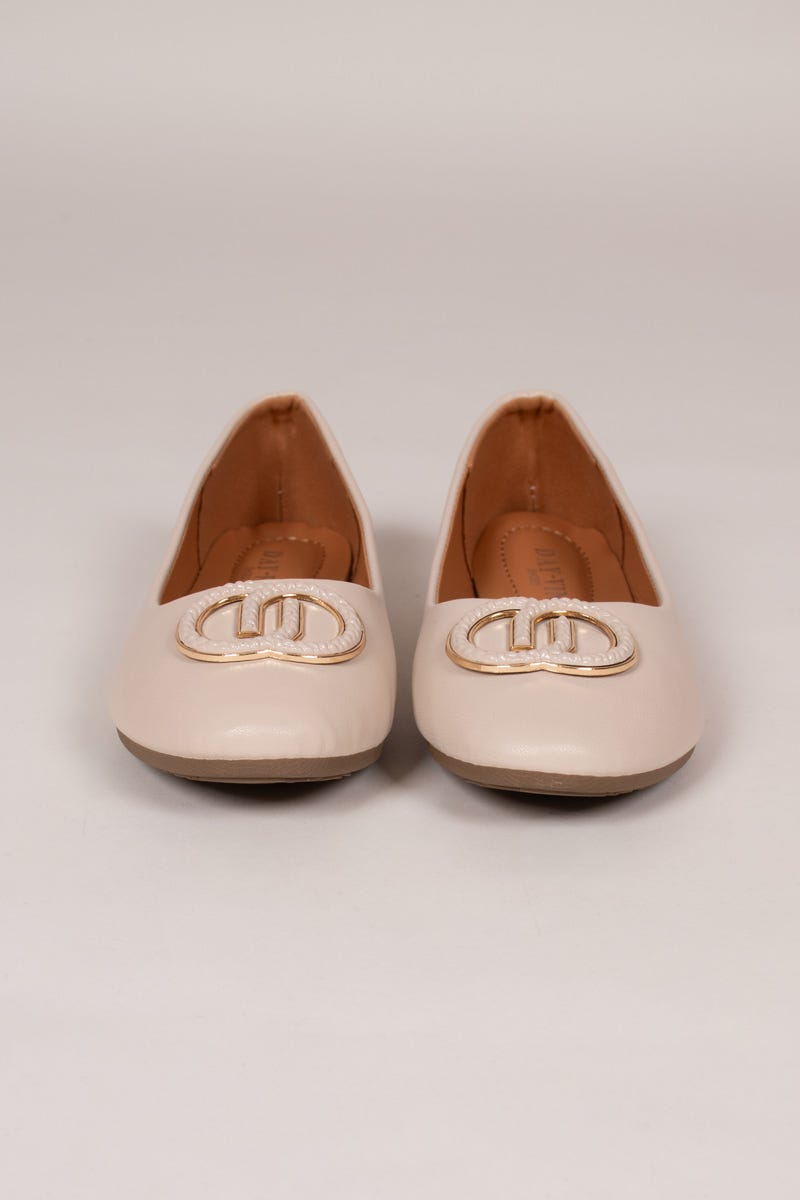 Ballerinas mit dekorativer Schnalle Beige