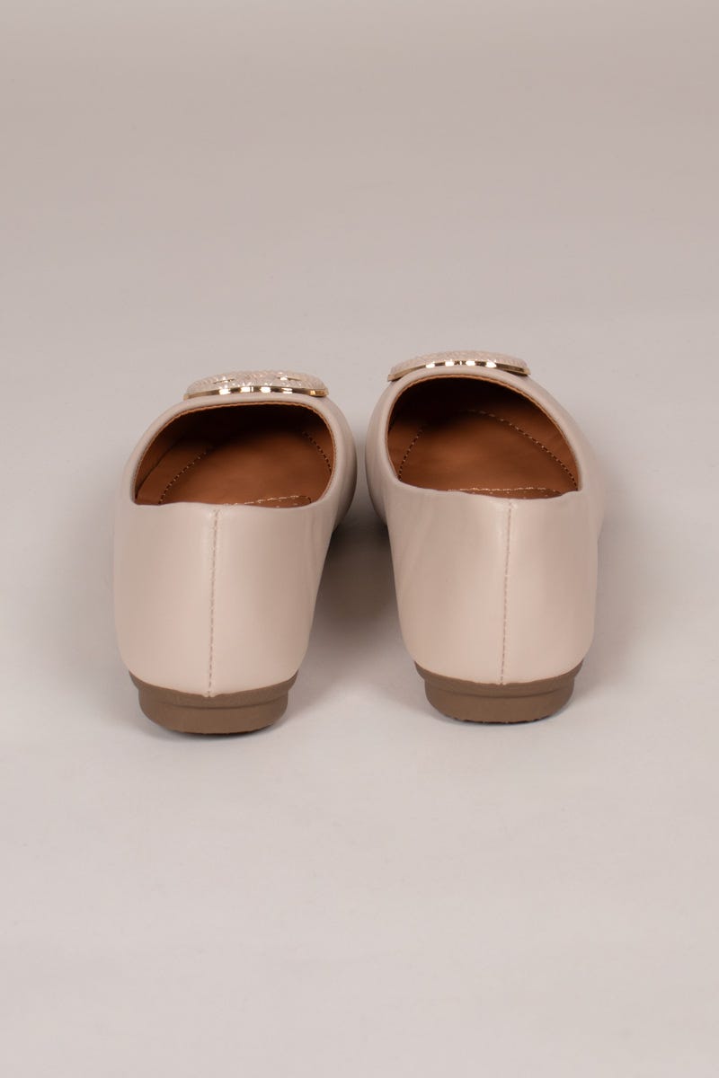 Ballerinas mit dekorativer Schnalle Beige