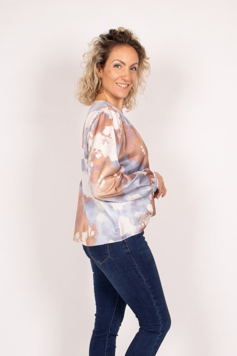 Bluse mit überkreuztem Ausschnitt mit Batikmuster Beige