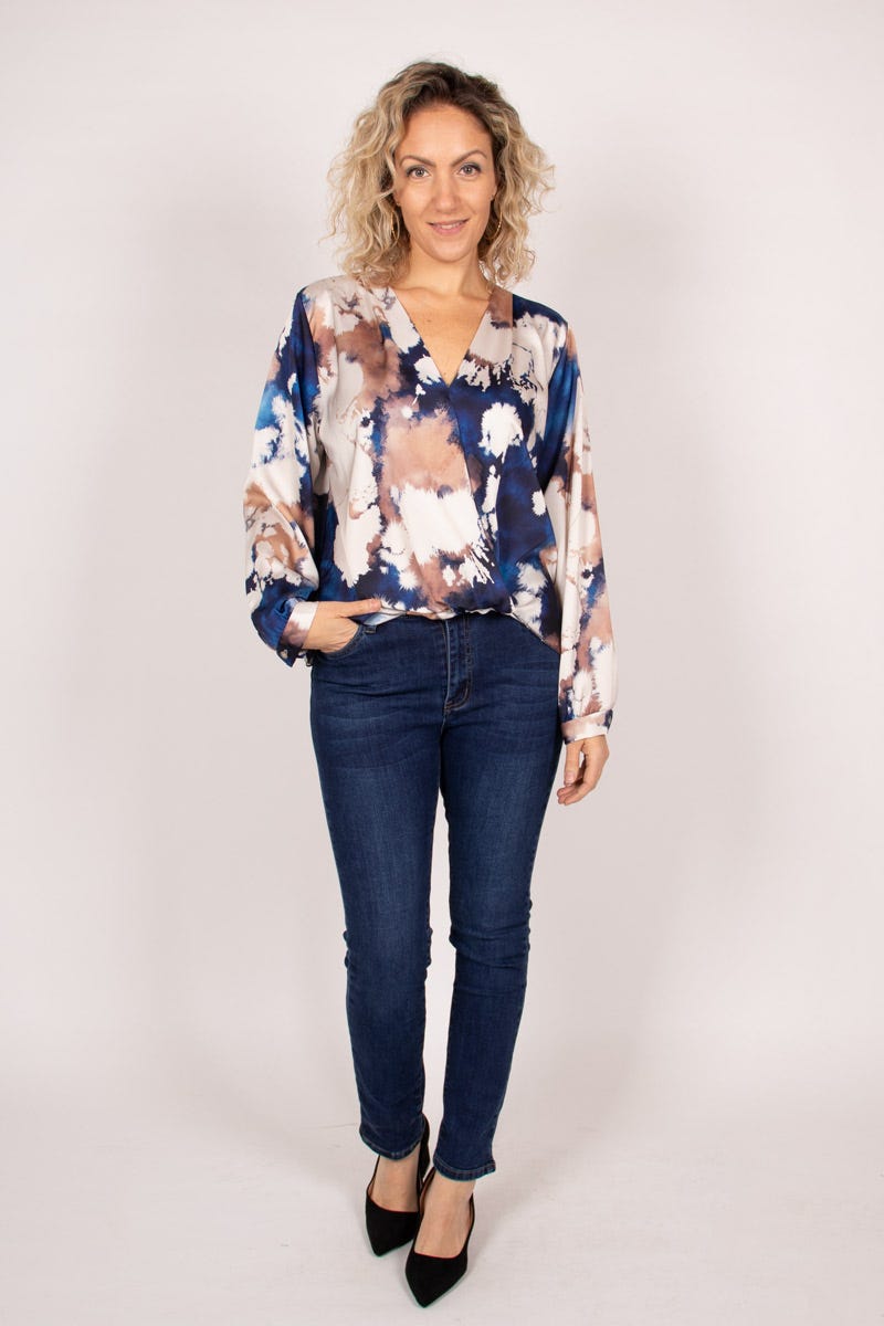 Bluse mit überkreuztem Ausschnitt mit Batikmuster Blau