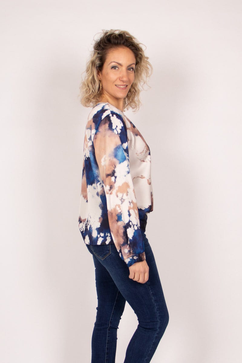 Bluse mit überkreuztem Ausschnitt mit Batikmuster Blau