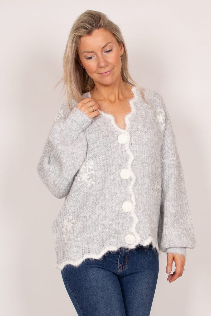 Strickjacke mit weißen Blumen Grau