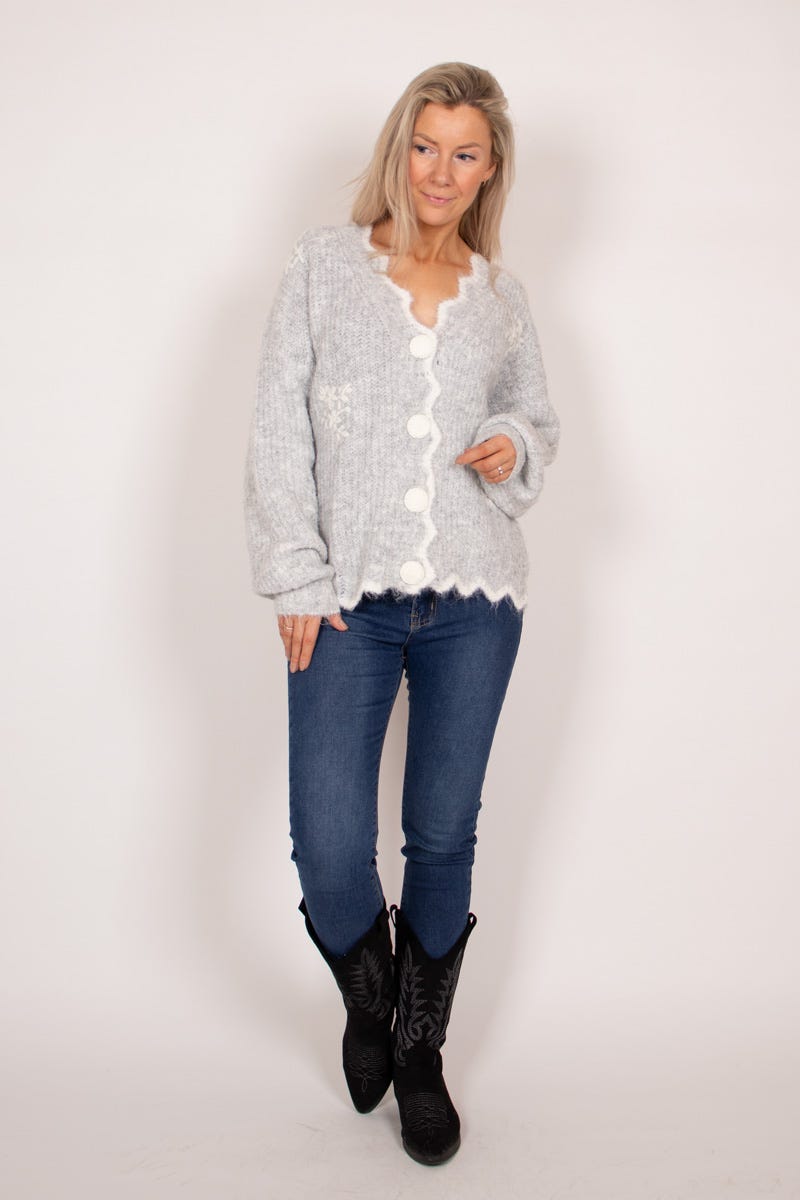 Strickjacke mit weißen Blumen Grau