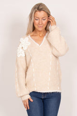 Strickpullover mit gehäkelten Blumen Beige