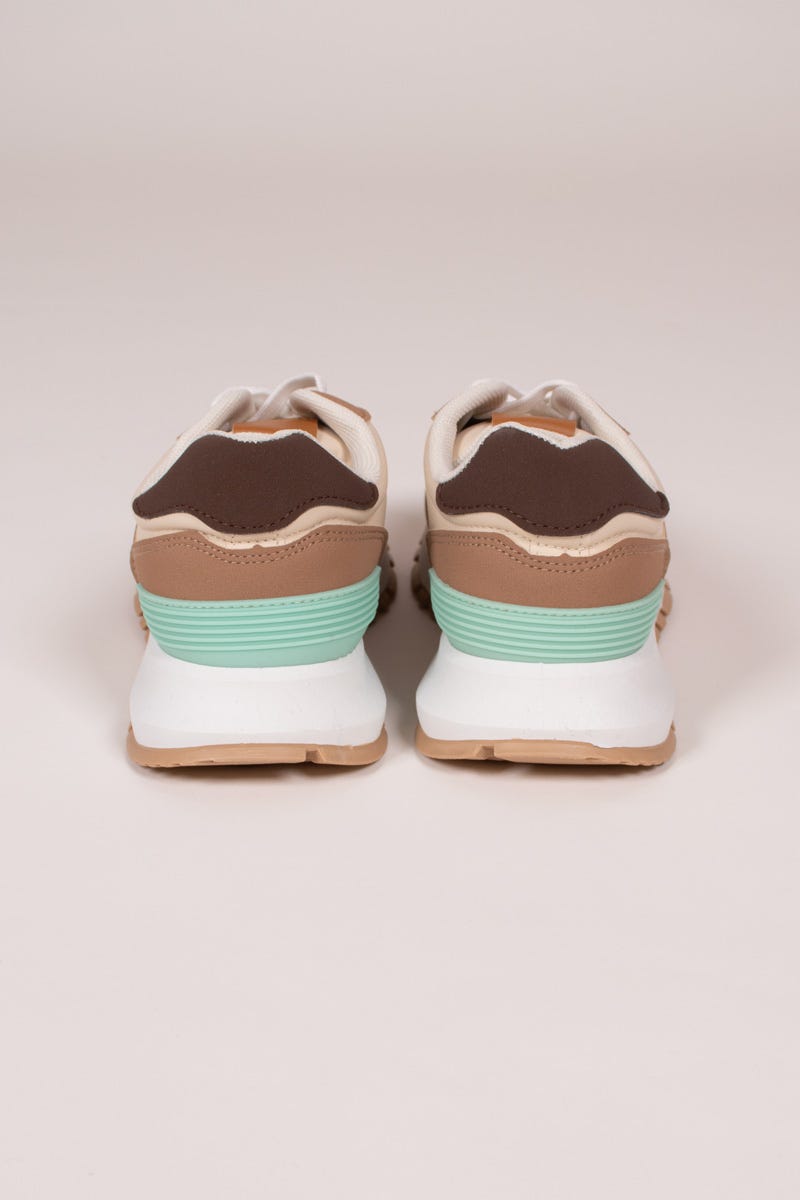 Sneakers i turkis og camel