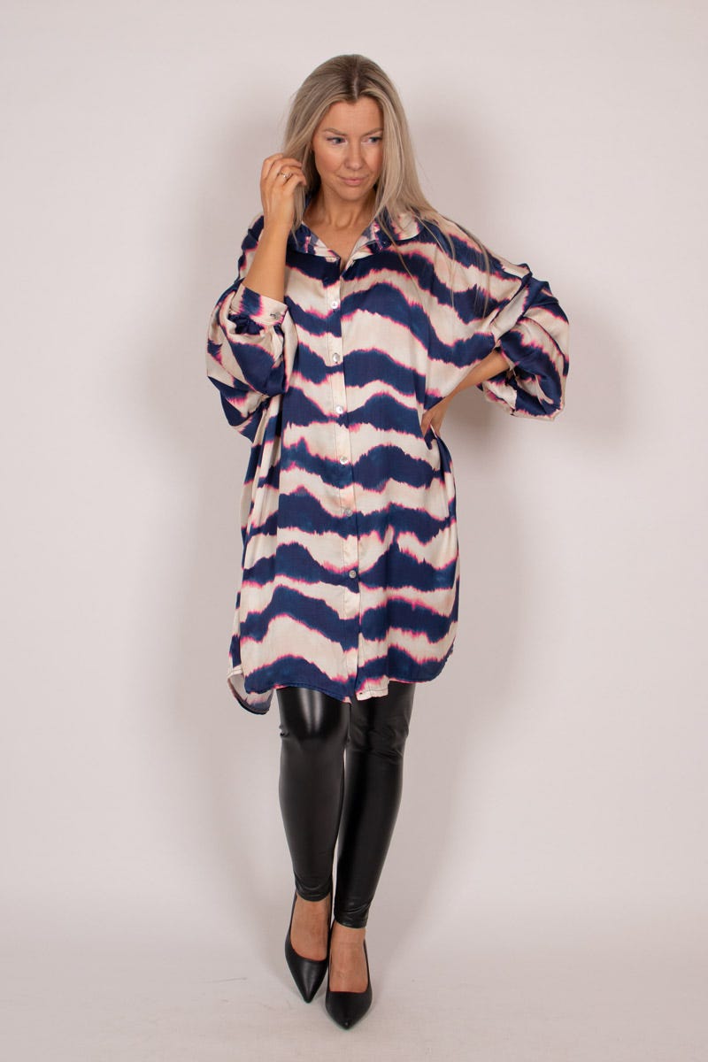 Oversize Hemd mit Batikmuster in Blau