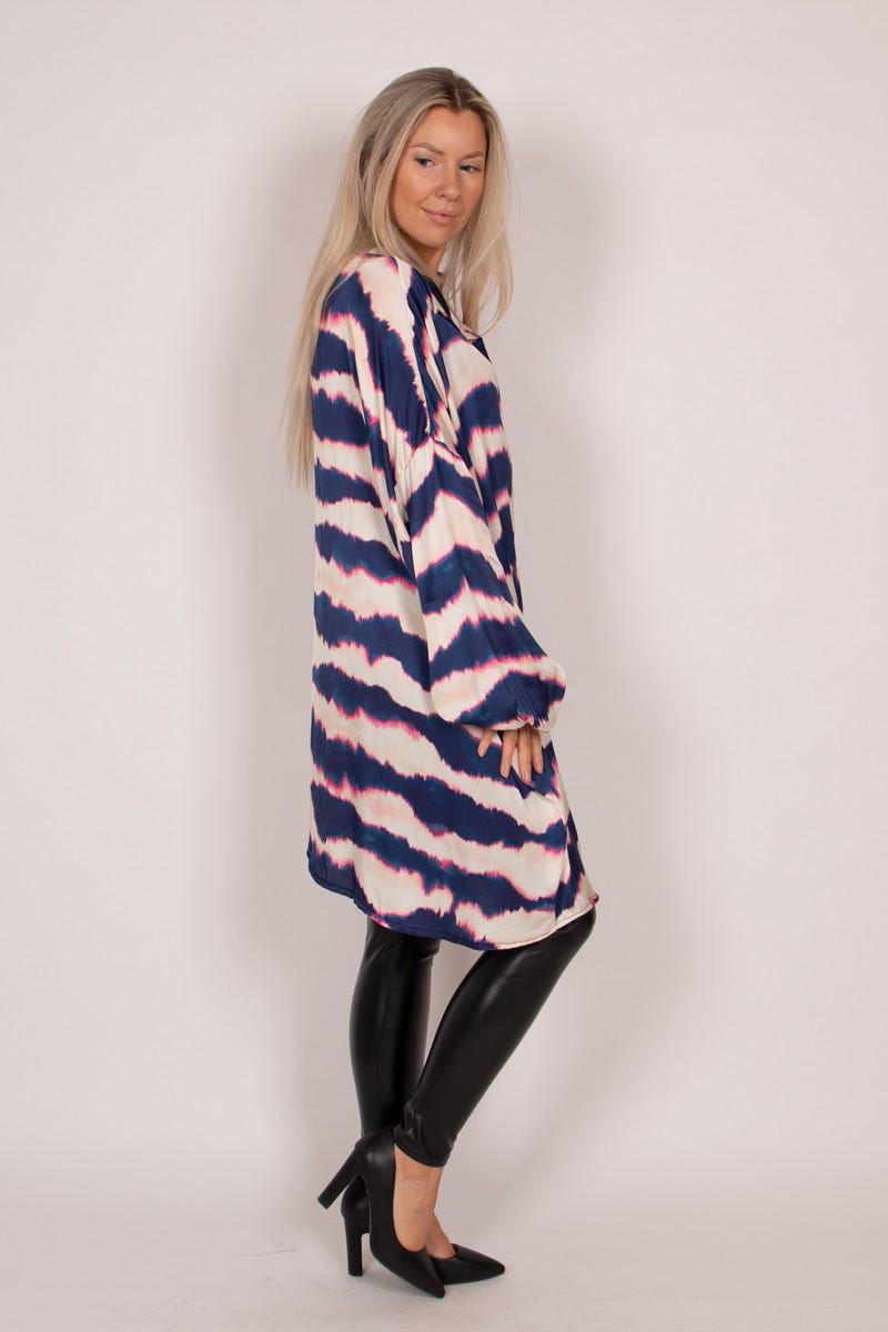 Oversize Hemd mit Batikmuster in Blau