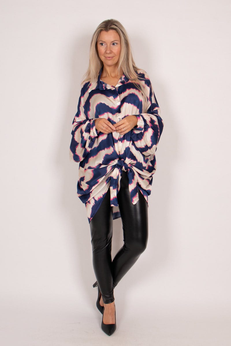 Oversize Hemd mit Batikmuster in Blau