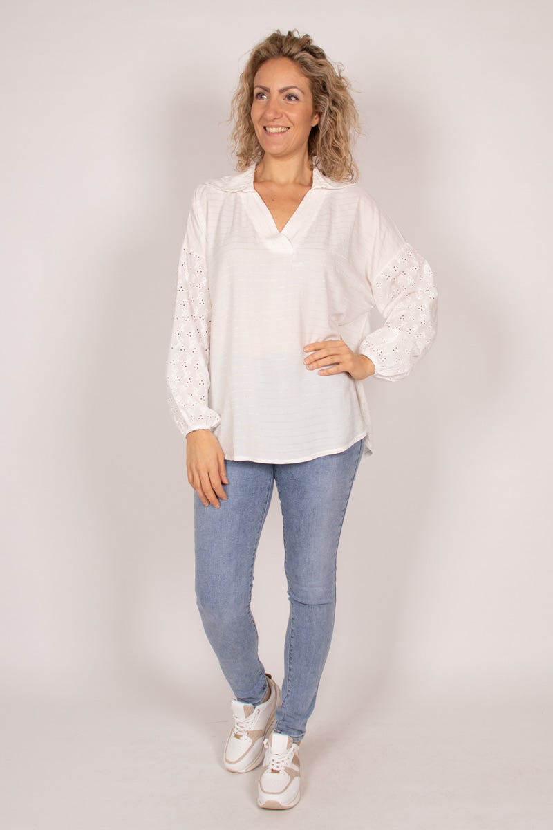 Bluse m. striber og broderi Creme