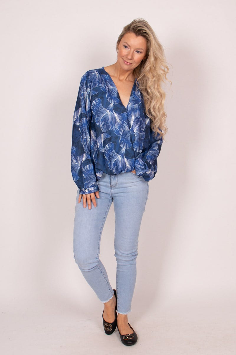 Bluse im Blumenmuster mit Falten Blau