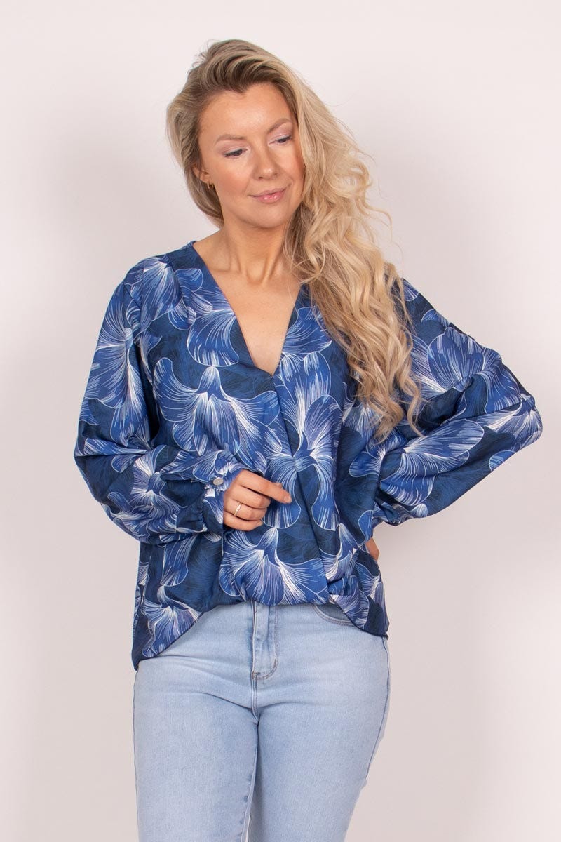 Bluse im Blumenmuster mit Falten Blau