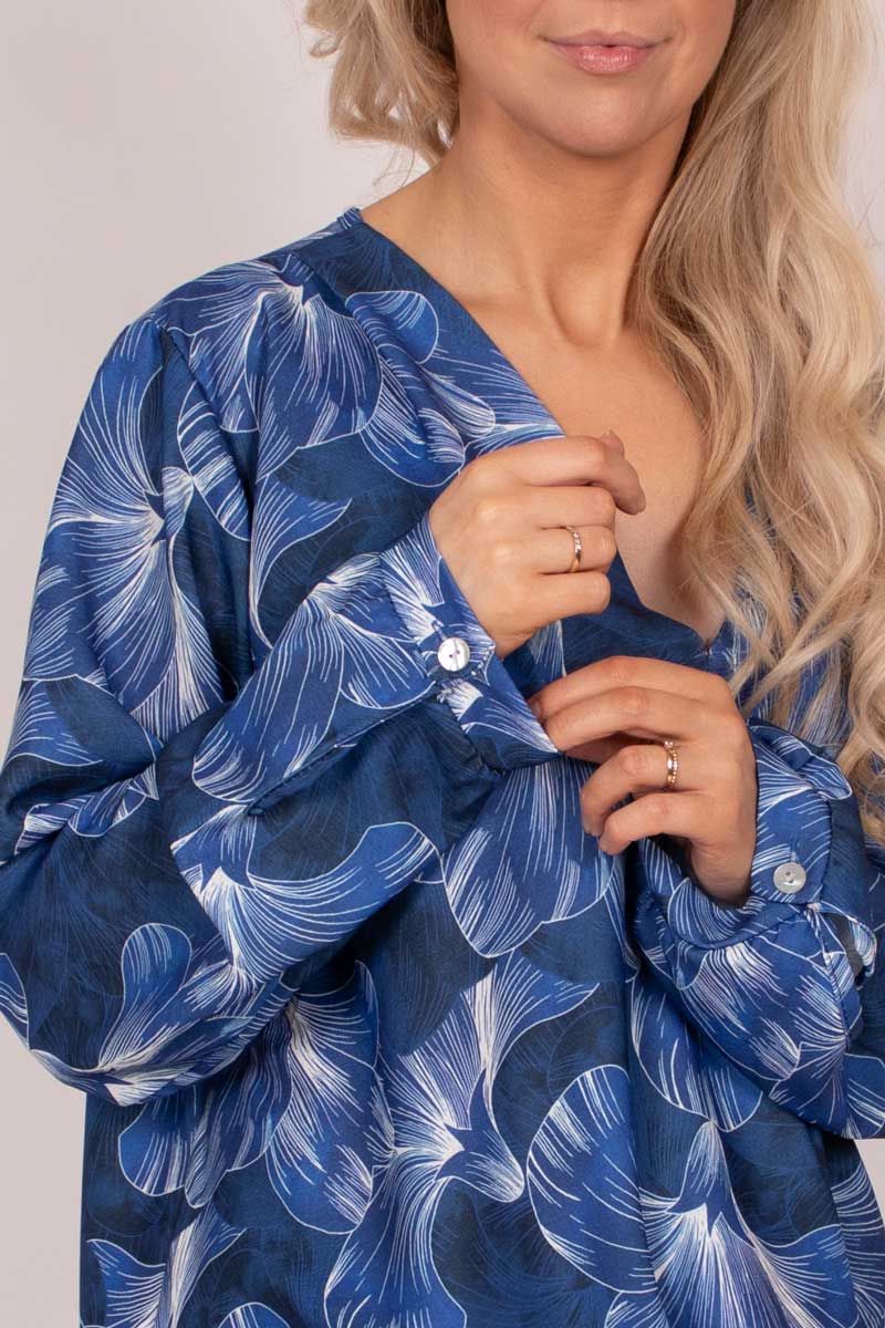 Bluse im Blumenmuster mit Falten Blau