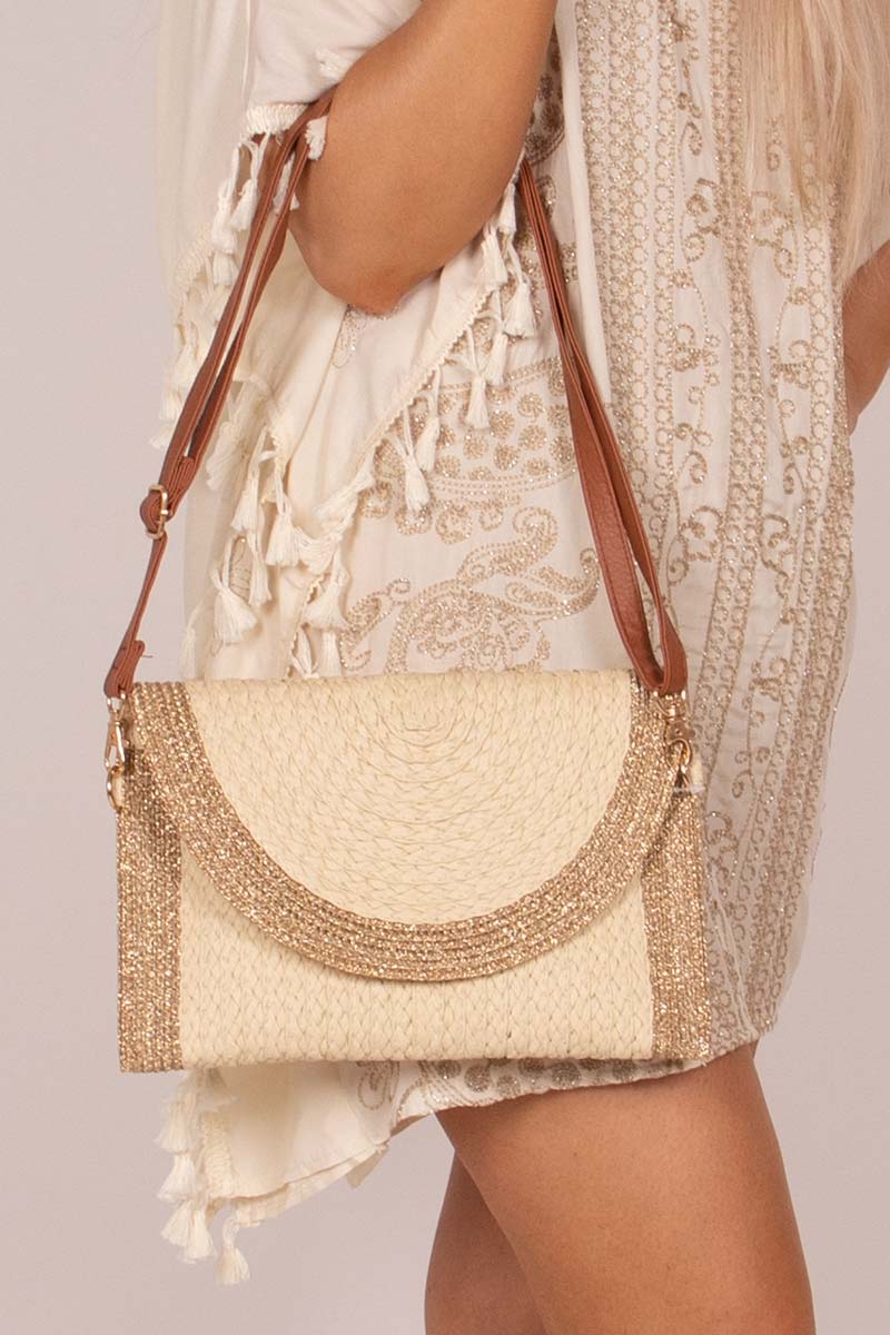 Clutch aus geflochtenem Stroh mit goldenen Details Beige