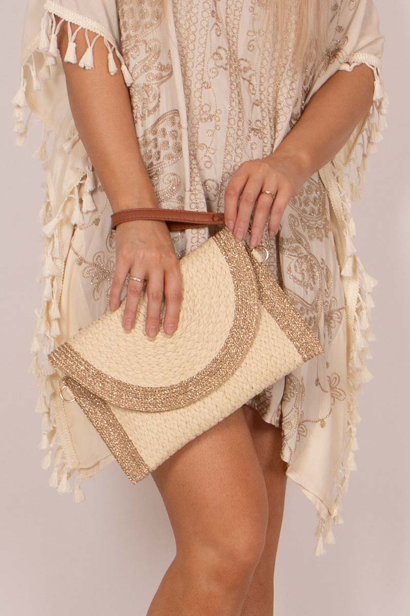 Clutch aus geflochtenem Stroh mit goldenen Details Beige