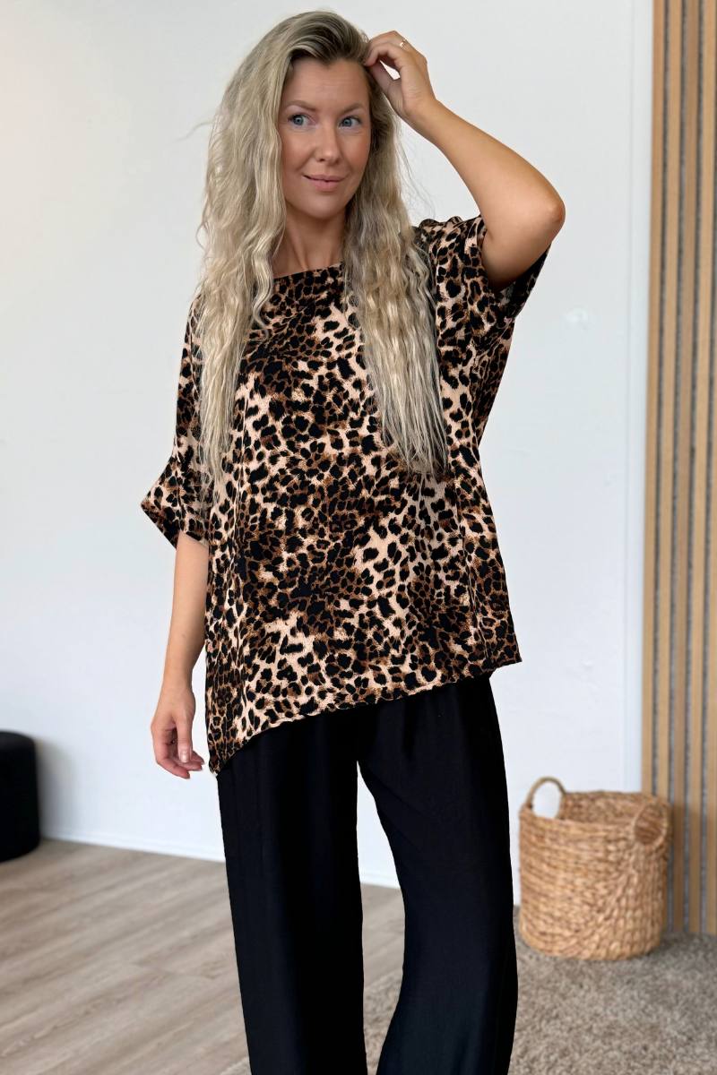 T-Shirt im Leopardenlook mit Knöpfen