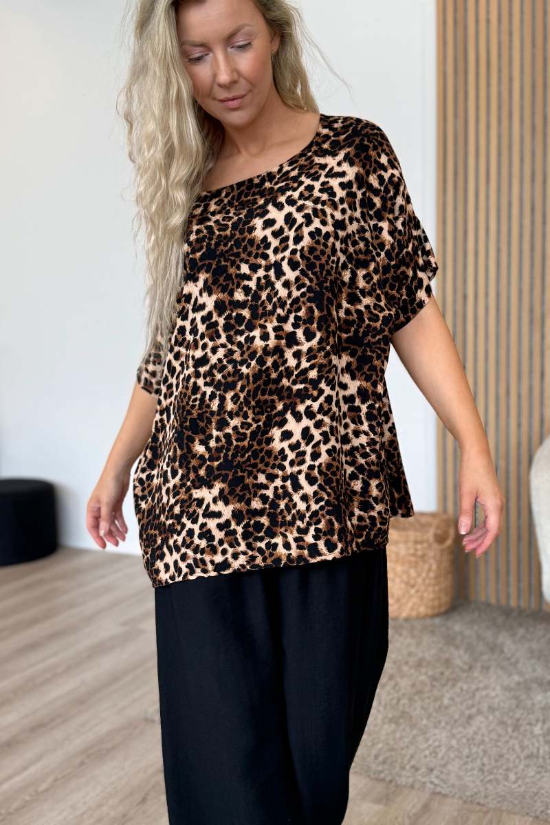 T-Shirt im Leopardenlook mit Knöpfen