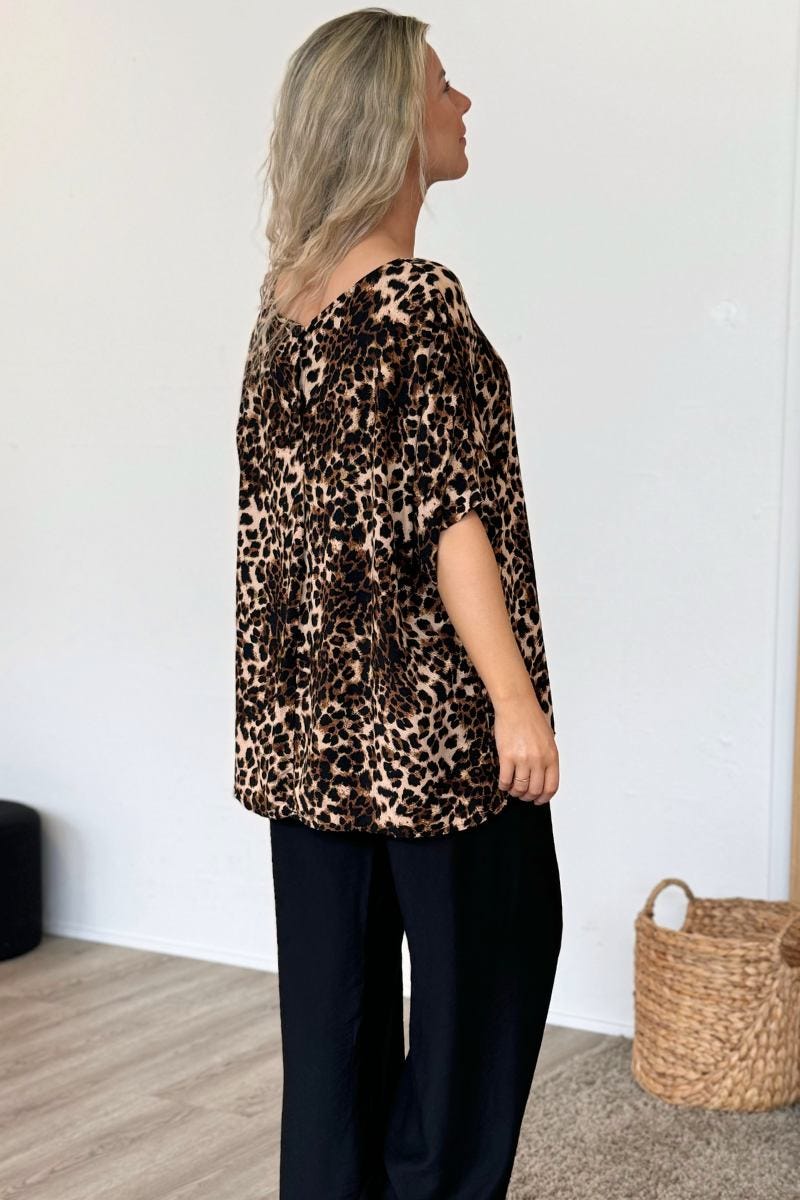 T-Shirt im Leopardenlook mit Knöpfen