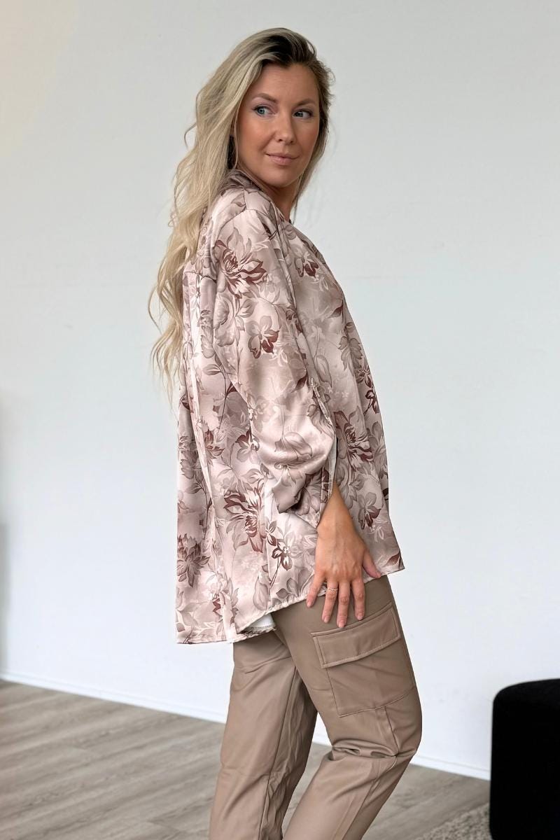 Adeline Satinbluse mit Blumenmuster Beige