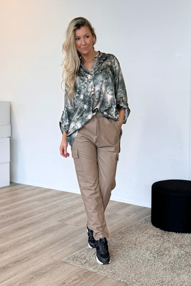 Adeline Satinbluse mit Blumenmuster Khaki