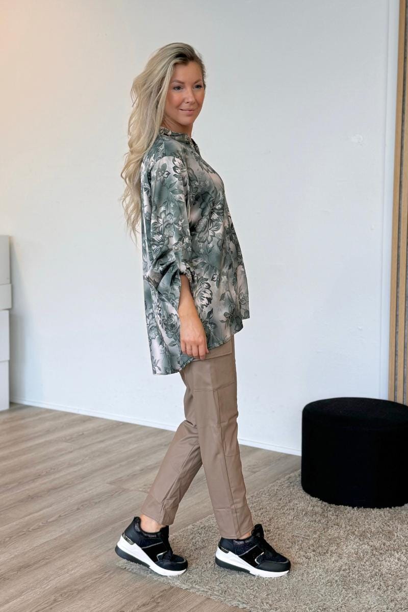 Adeline Satinbluse mit Blumenmuster Khaki