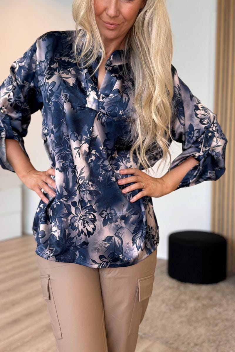 Adeline Satinbluse mit Blumenmuster Marineblau