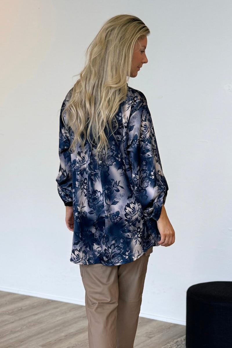 Adeline Satinbluse mit Blumenmuster Marineblau