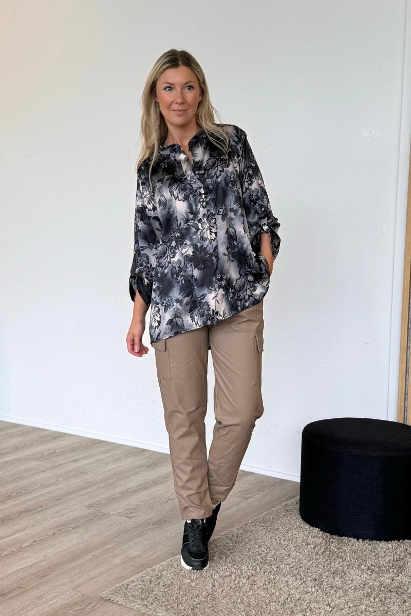 Adeline Satinbluse mit Blumenmuster Schwarz