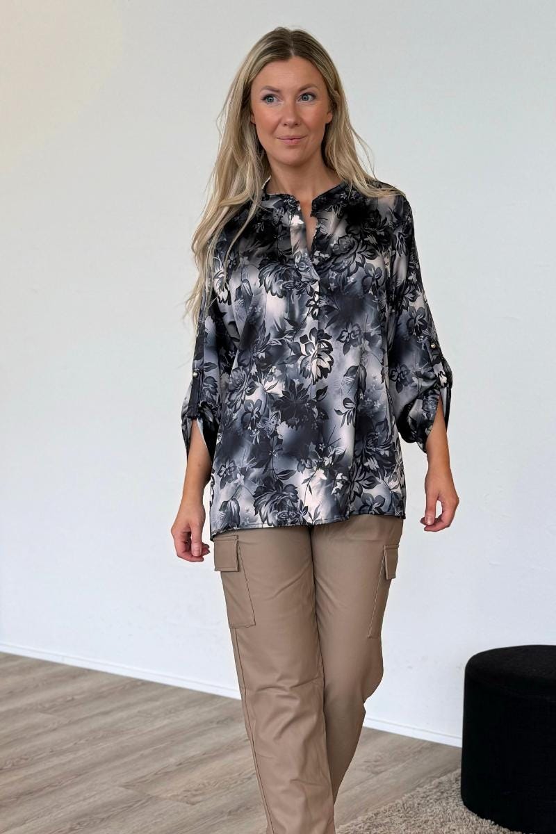 Adeline Satinbluse mit Blumenmuster Schwarz