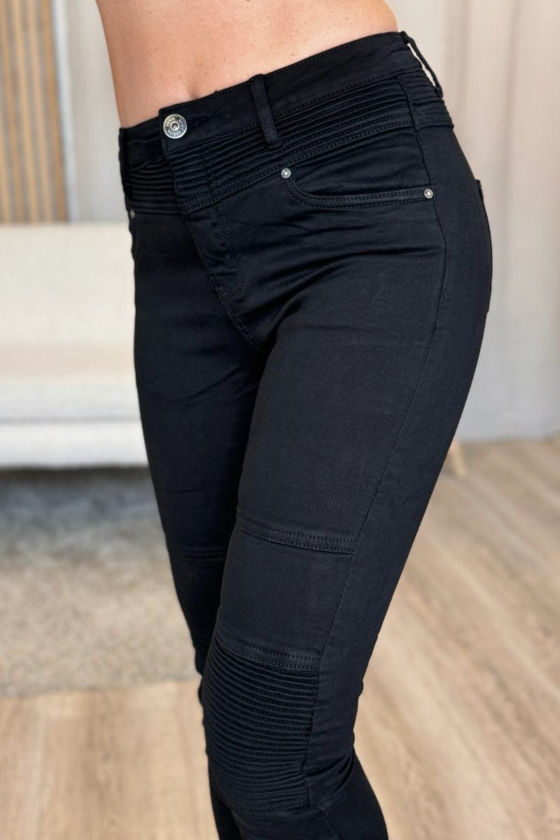 Geriffelte Jeanshose Schwarz