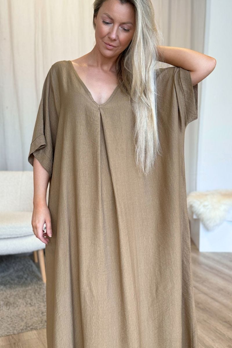 Lässiges Kleid mit Rückendetail Camel