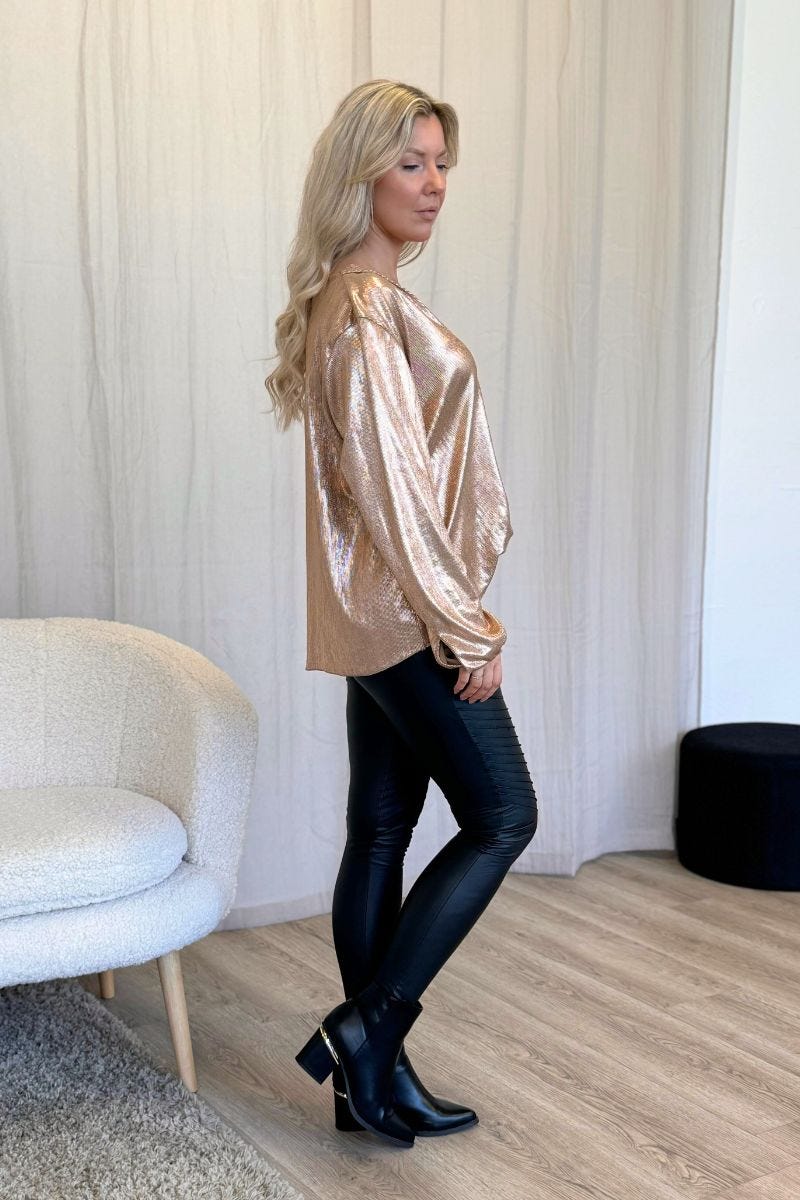 Bluse m. crossover og metallic look Guld