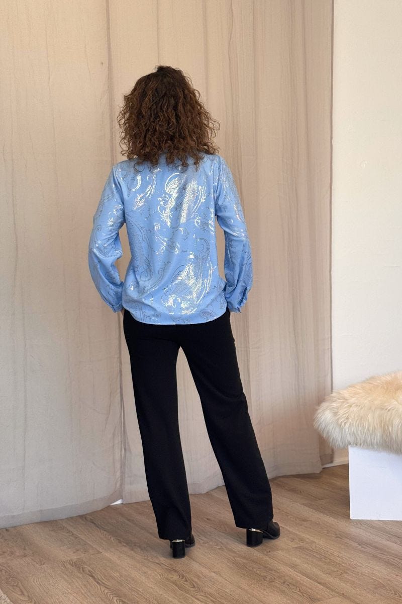 Crossover bluse m. guld paisley print Skyblue