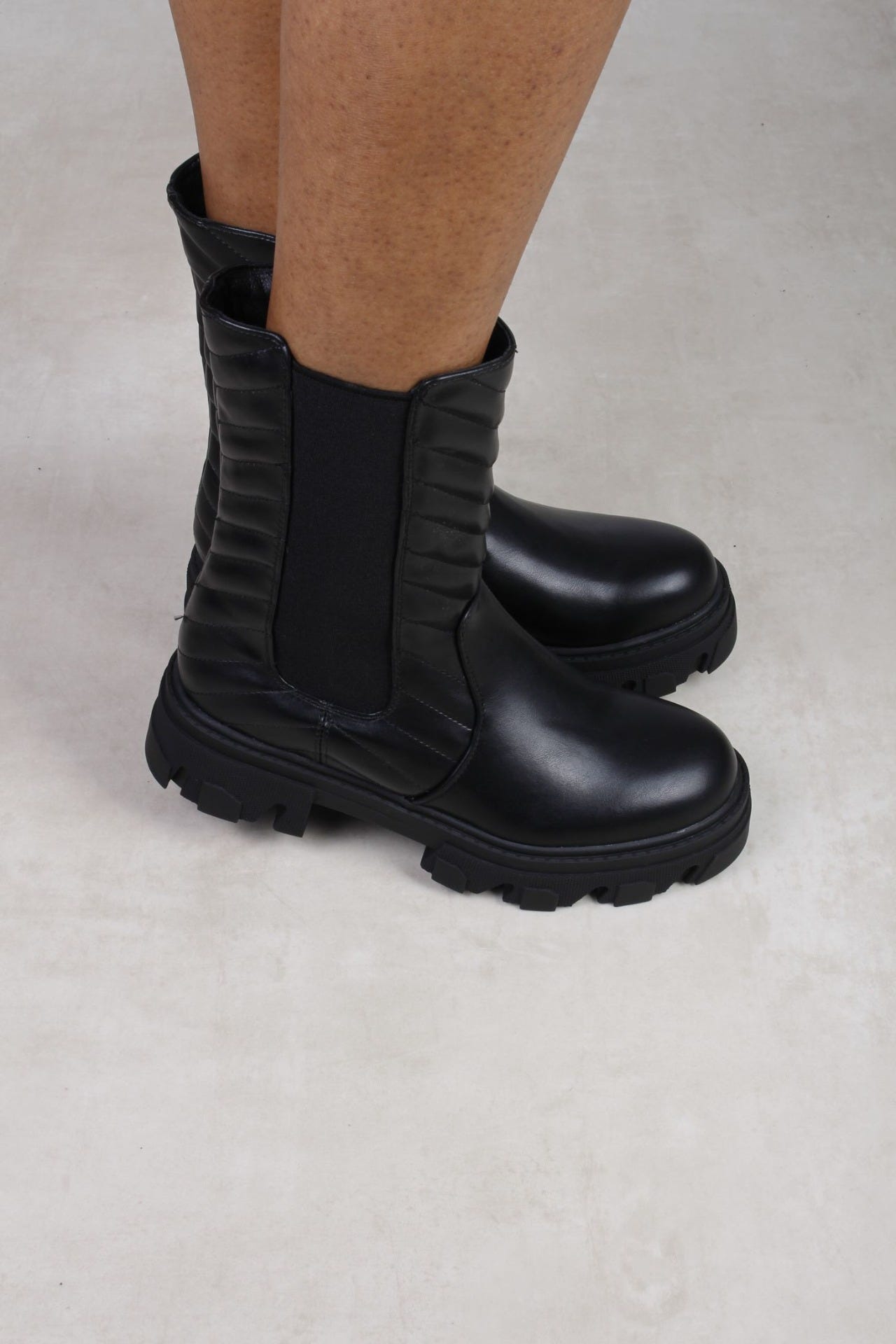 Stiefel mit Grätenmuster, schwarz