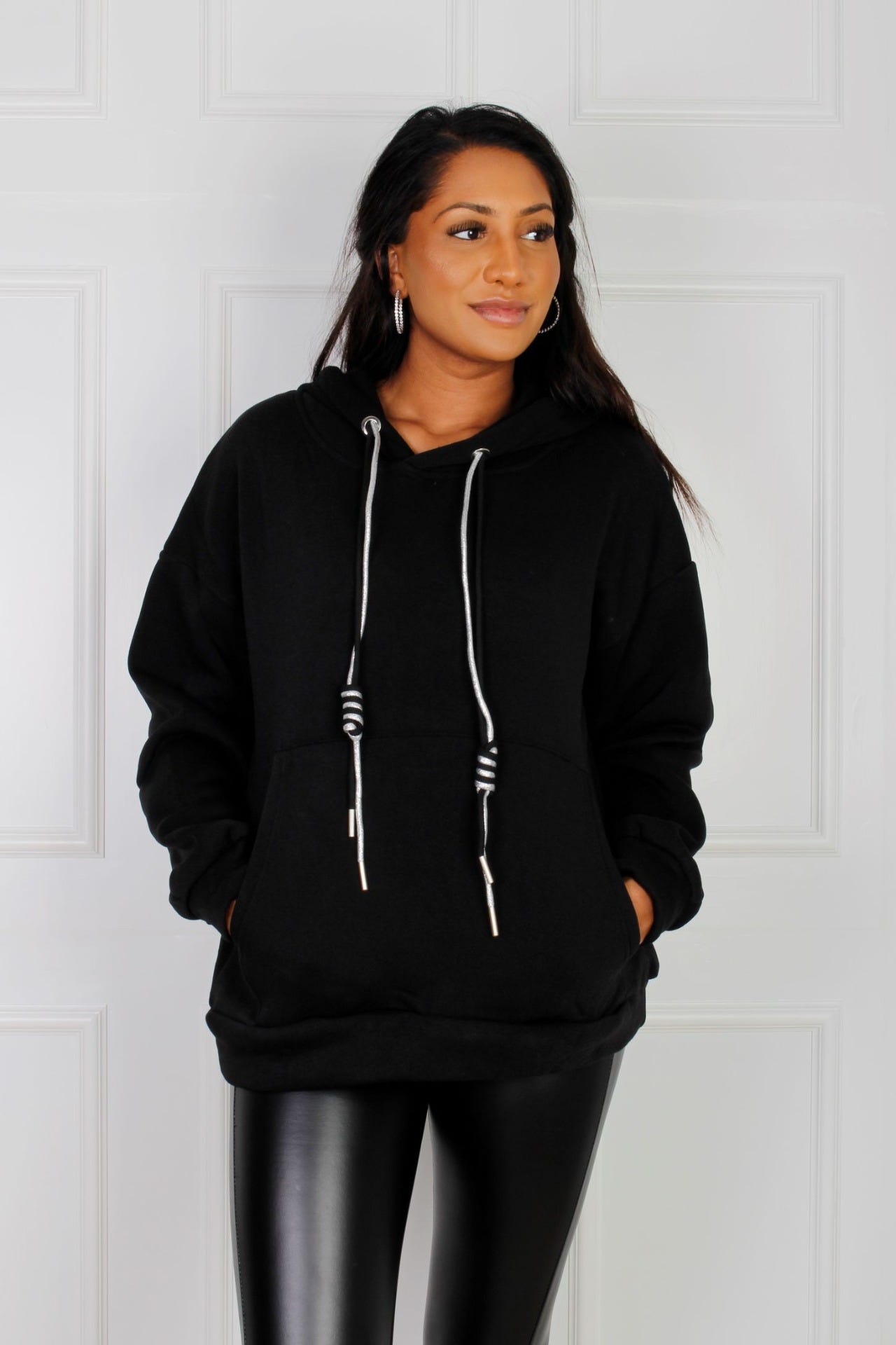 Hoodie mit silberner Kordel, schwarz