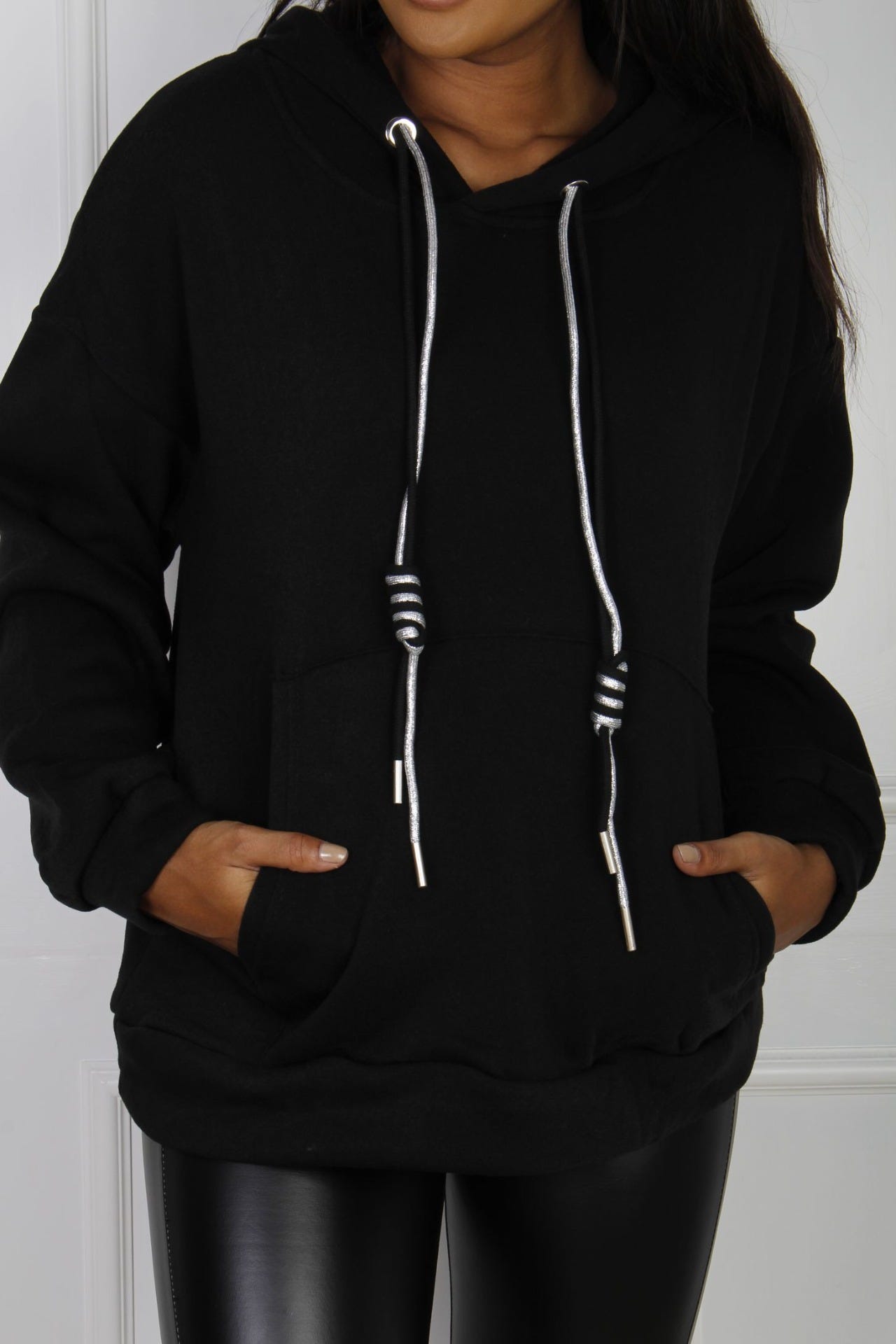 Hoodie mit silberner Kordel, schwarz