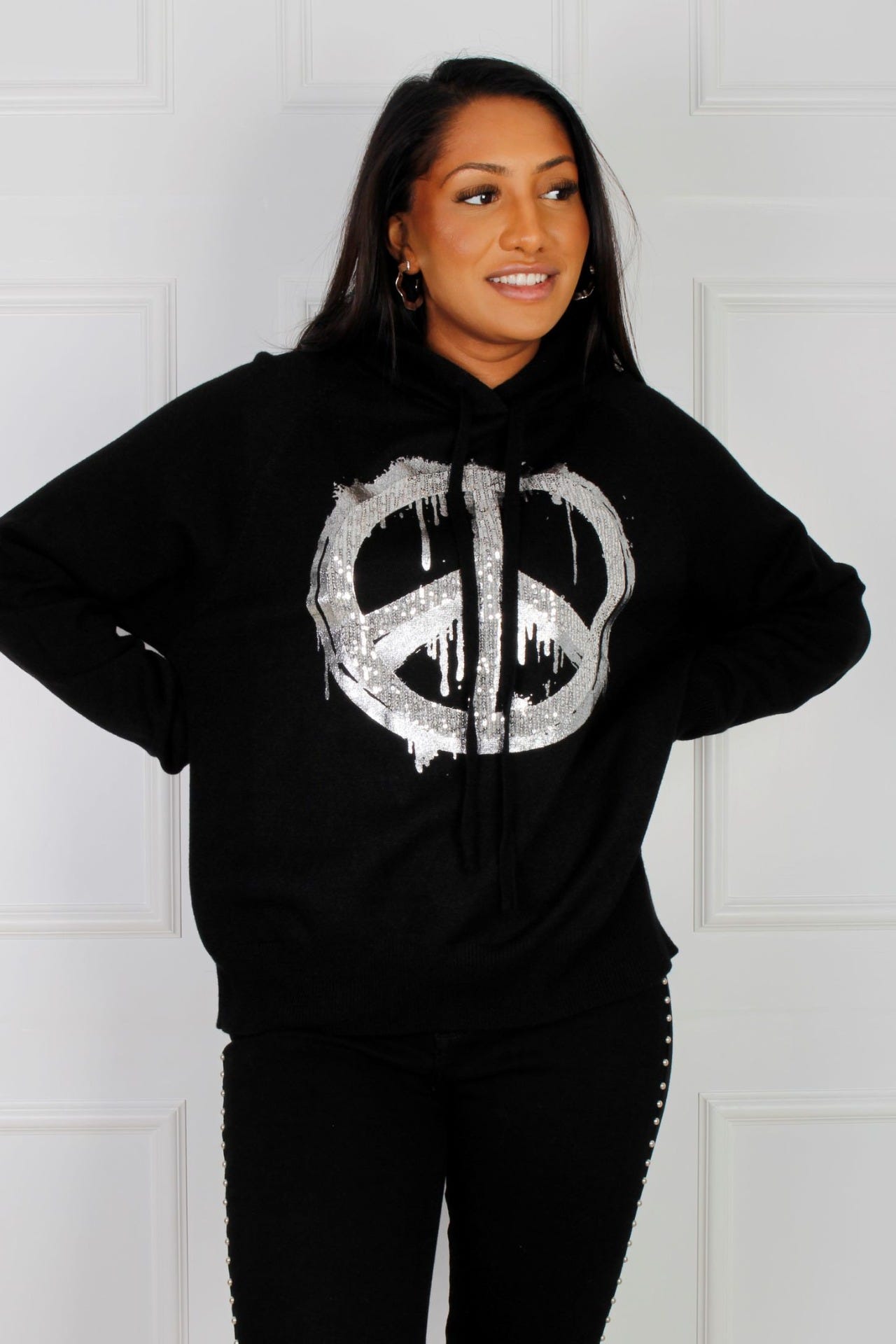 Dana Hoodie mit Peacemotiv, schwarz