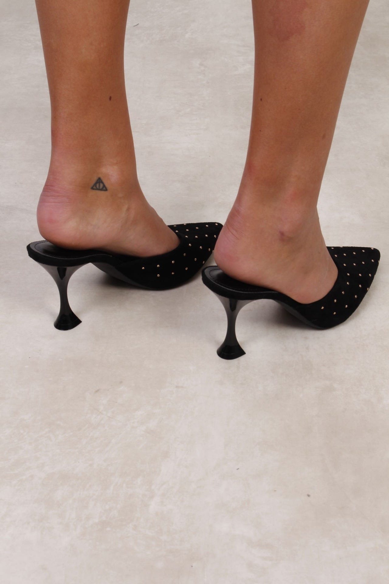 Stilettos mit Nieten, schwarz