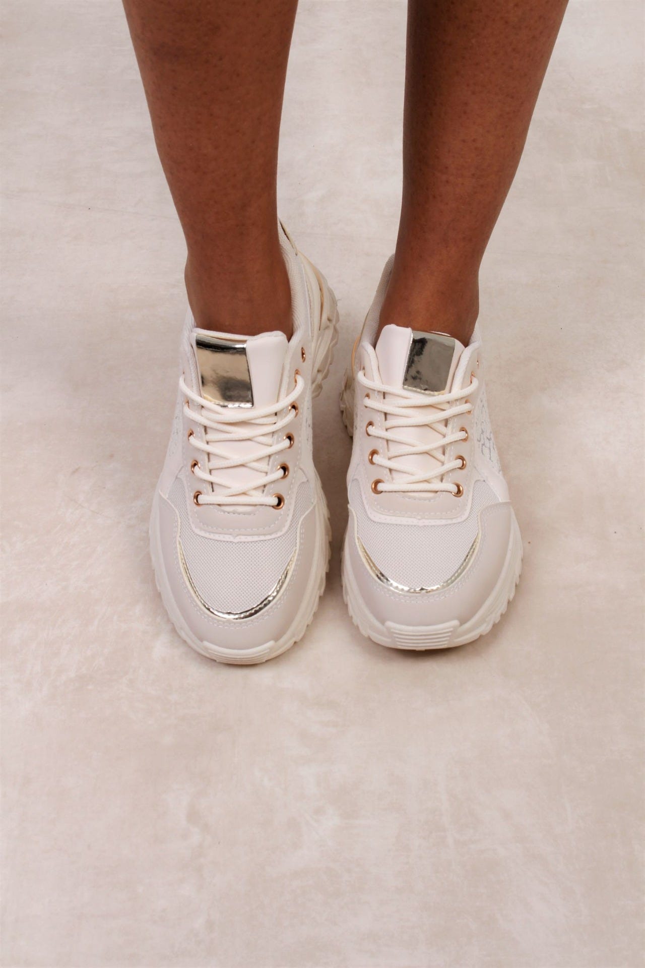 Sneakers mit Details, beige