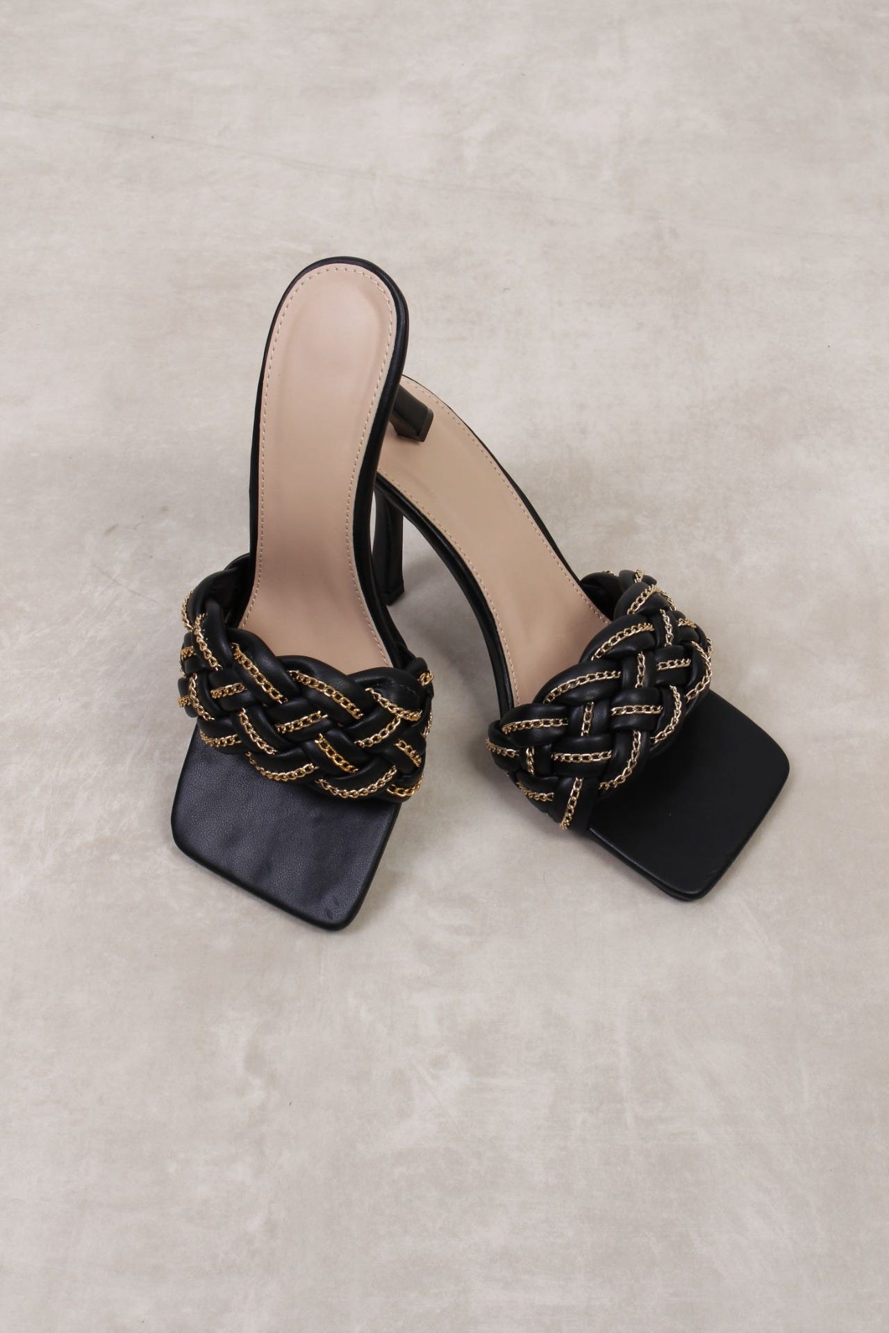 Stilettos mit goldenem Kettendetail, schwarz